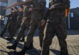 Uczniowie klas mundurowych XVI LO szkolili się z musztry pod okiem krakowskich policjantów