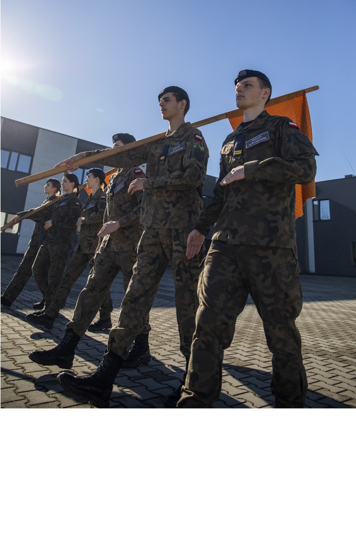 Uczniowie klas mundurowych XVI LO szkolili się z musztry pod okiem krakowskich policjantów