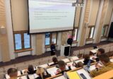 Policjanci Wydziału Ruchu Drogowego Komendy Miejskiej Policji w Krakowie szkolili strażaków z zakresu kierowania ruchem